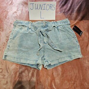 Juniors L No Boundaries Light Blue Denim Pleated Paperbag Shorts with Belt NWT